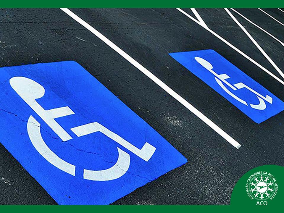Pessoa ostomizada tem direito aos estacionamentos para deficientes físicos