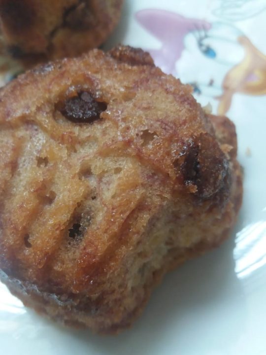 Muffin de banana com gotas de chocolate
