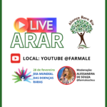 **Descrição da imagem:** Card promocional com fundo branco, bordas verdes e elementos gráficos coloridos. No topo à esquerda, há um ícone de botão "play" em degradê laranja e roxo seguido da palavra **“LIVE”** em caixa alta e cores vibrantes. Abaixo, em verde, o texto: **“ARAR”**. No canto superior direito, o **logotipo da Aliança Rara Rio (ARAR)**, representado por uma árvore com folhas verdes em forma de mãos e o nome da organização ao redor. O tronco é representado por um corpo com os braços levantados como galhos e as pernas como raízes. Abaixo da raiz, a sigla ARAR. Abaixo, no centro, o ícone do YouTube em vermelho e branco seguido do texto em preto: **“LOCAL: YOUTUBE @FARMALE”** No canto inferior esquerdo, o símbolo do Dia Mundial das Doenças Raras (uma flor estilizada formada por mãos em tons de rosa, azul e verde) e o texto: **“28 de fevereiro DIA MUNDIAL DAS DOENÇAS RARAS”** No canto inferior direito, uma foto circular de Alessandra de Souza segurando um microfone, com moldura vermelha. Ao lado da imagem, o texto em preto: **Moderação: ALESSANDRA DE SOUZA @farmaleachou**