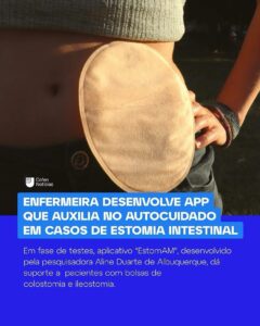 Foto em plano fechado mostrando o abdômen de uma pessoa com uma bolsa de estomia intestinal (possivelmente colostomia ou ileostomia) colada ao lado direito do abdome. A pessoa veste uma blusa curta de tecido canelado verde e calça preta com botão à mostra. A mão esquerda está apoiada na cintura. Ao fundo, há um ambiente externo, com sombra e vegetação pouco visível. Na parte inferior da imagem, há uma faixa azul com o seguinte texto em branco, em destaque: “ENFERMEIRA DESENVOLVE APP QUE AUXILIA NO AUTOCUIDADO EM CASOS DE ESTOMIA INTESTINAL” Abaixo, em fundo azul escuro com texto branco: “Em fase de testes, aplicativo ‘EstomAM’, desenvolvido pela pesquisadora Aline Duarte de Albuquerque, dá suporte a pacientes com bolsas de colostomia e ileostomia.” No canto inferior esquerdo, está o logotipo do Cofen Notícias (Conselho Federal de Enfermagem).